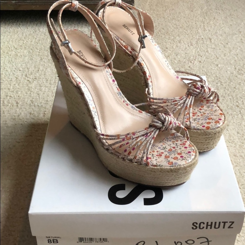 Schutz floral wedges